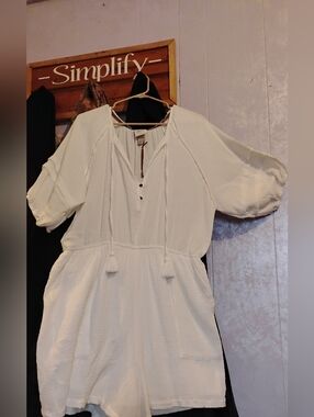 Knox Rose  Short Sleeve Romper Has Built In Shorts Like Material. Shows In Pic.